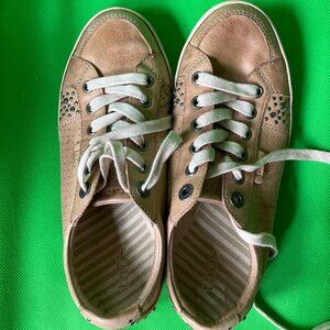 Taos "Freedom" sneakers, US size 7, tan leather, studded